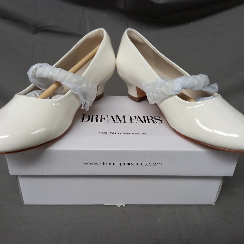 BOXED PAIR OF DREAM PAIRS LOW HEEL SHOES IN WHITE UK SIZE 1