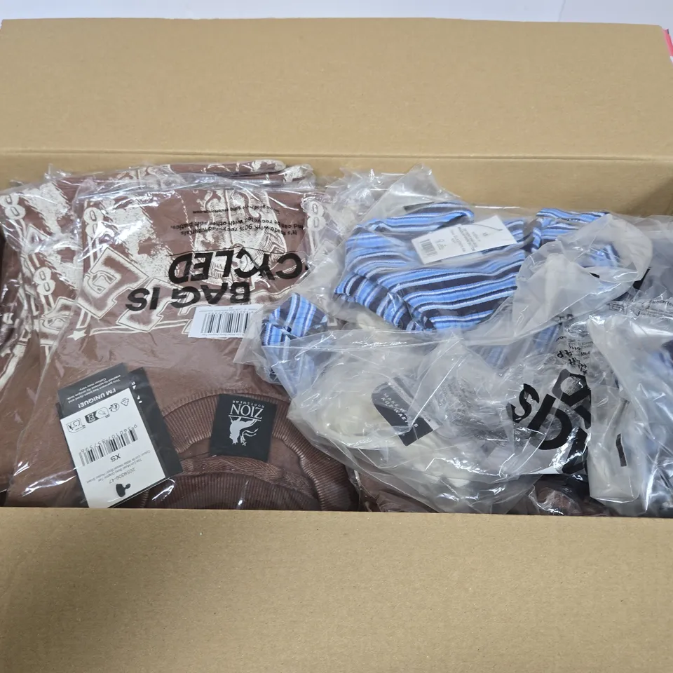 APPROXIMATELY 15 ASSORTED CLOTHING ITEMS IN VARIOUS SIZES, COLOURS & STYLES