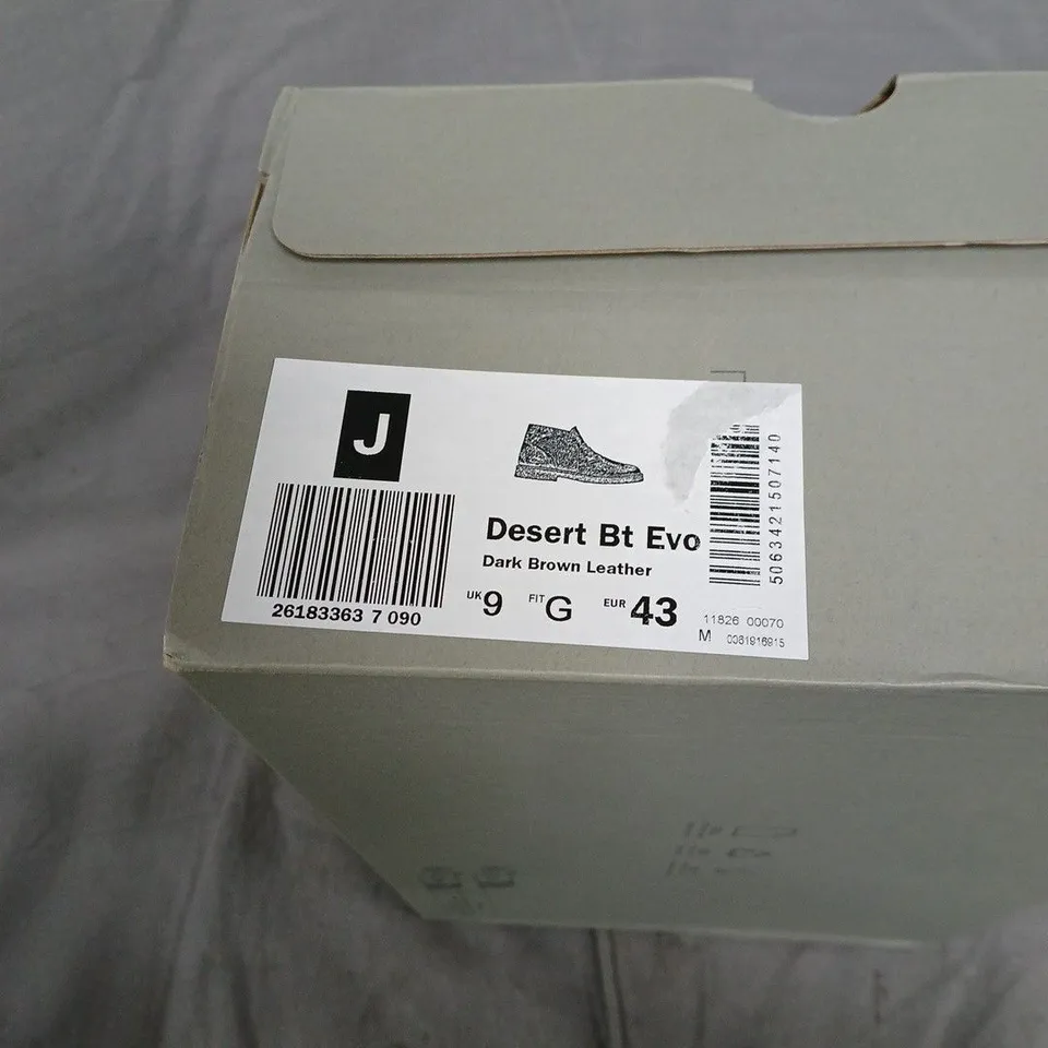 BOXED PAIR OF CLARKS DESERT BOOT EVO DARK BROWN LEATHER CHUKKA BOOTS – UK 9