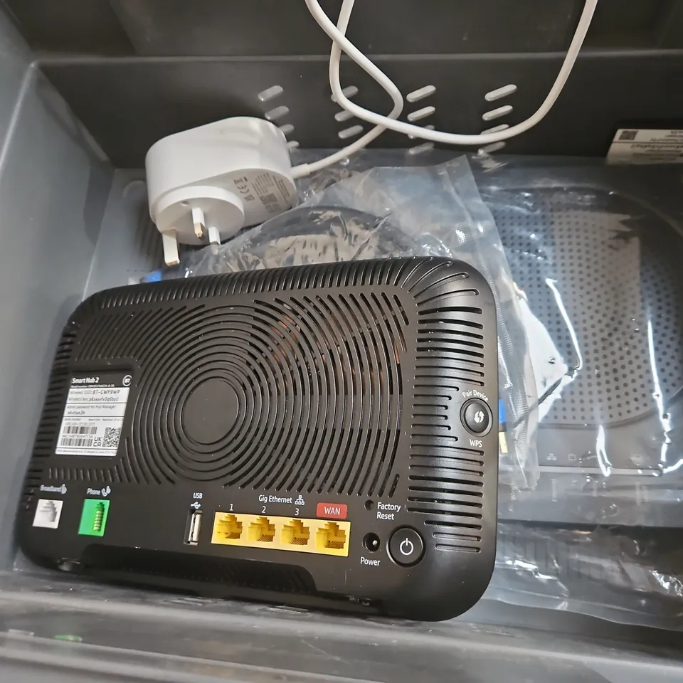 APPROXIMATELY 8 ASSORTED ELECTRICAL PRODUCTS TO INCLUDE PLUGS , EE BOXES AND SKY BOXES , ETC 