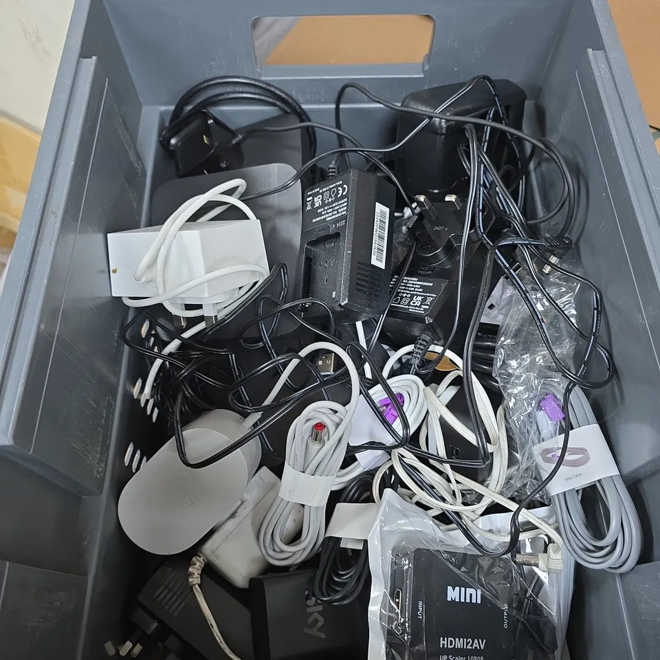 APPROXIMATELY 15 ASSORTED ELECTRICAL PRODUCTS TO INCLUDE PLUGS, wifi HUB AND CABLES