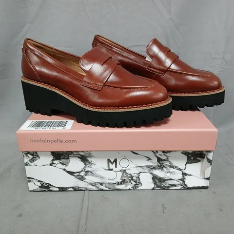 BOXED PAIR OF MODA IN PELLE CHUNKY SOLE WEDGE LOAFERS IN TAN SIZE UK 6