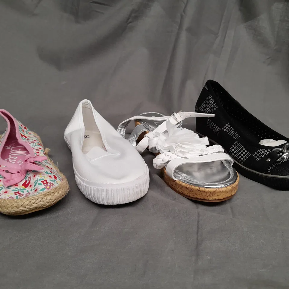 BOX OF APPROX 32 ASSORTED KIDS SHOES IN VARIOUS SIZES & COLOURS 