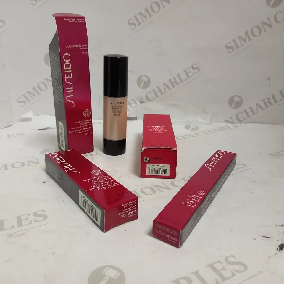 BOXED LOT OF APPROX 4 ASSORTED SHISEIDO ITEMS TO INCLUDE: FOUNDATION, MASCARA, EYEBROW PENCIL