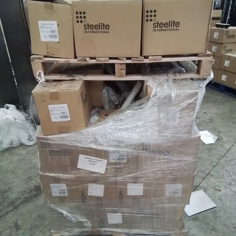 PALLET CONTAINING LARGE AMOUNT OF TILTED SIDE POTS/RAMEKINS (GREEN AND WHITE)