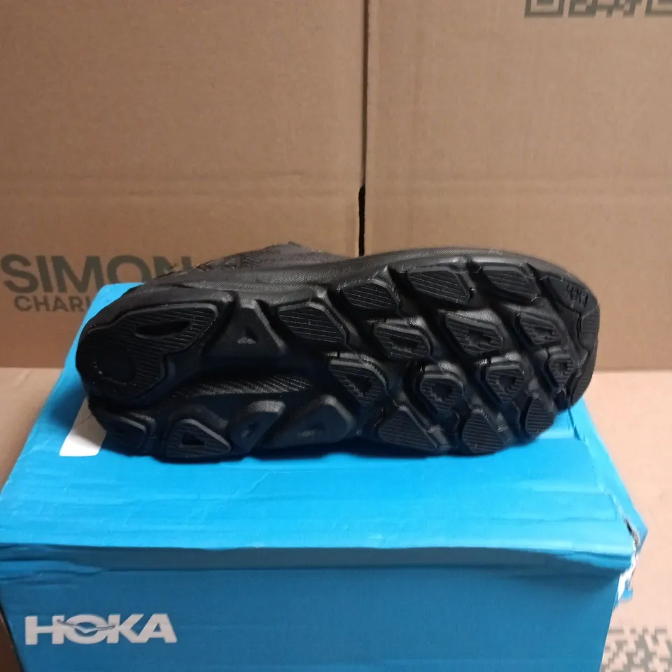 BOXED PAIR OF HOKA CLIFTON 9 RUNNING SHOES IN BLACK - 5.5
