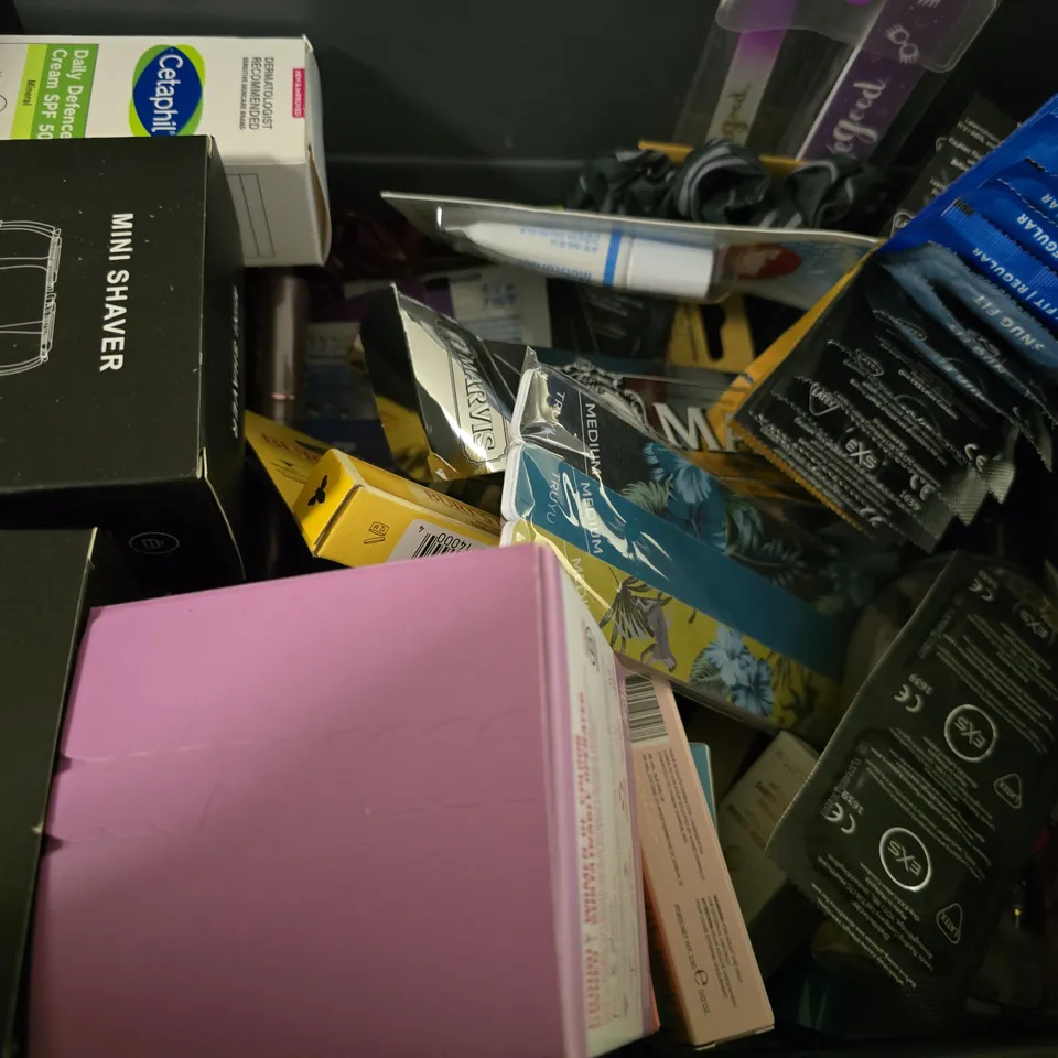 APPROXIMATELY 15 ASSORTED HEALTH & BEAUTY ITEMS TO INCLUDE - L,OREAL ELVIVE SUPER BLOWDRY , LYNX ANIT SWEAT AFRICA , NIVEA LIP BALM ETC