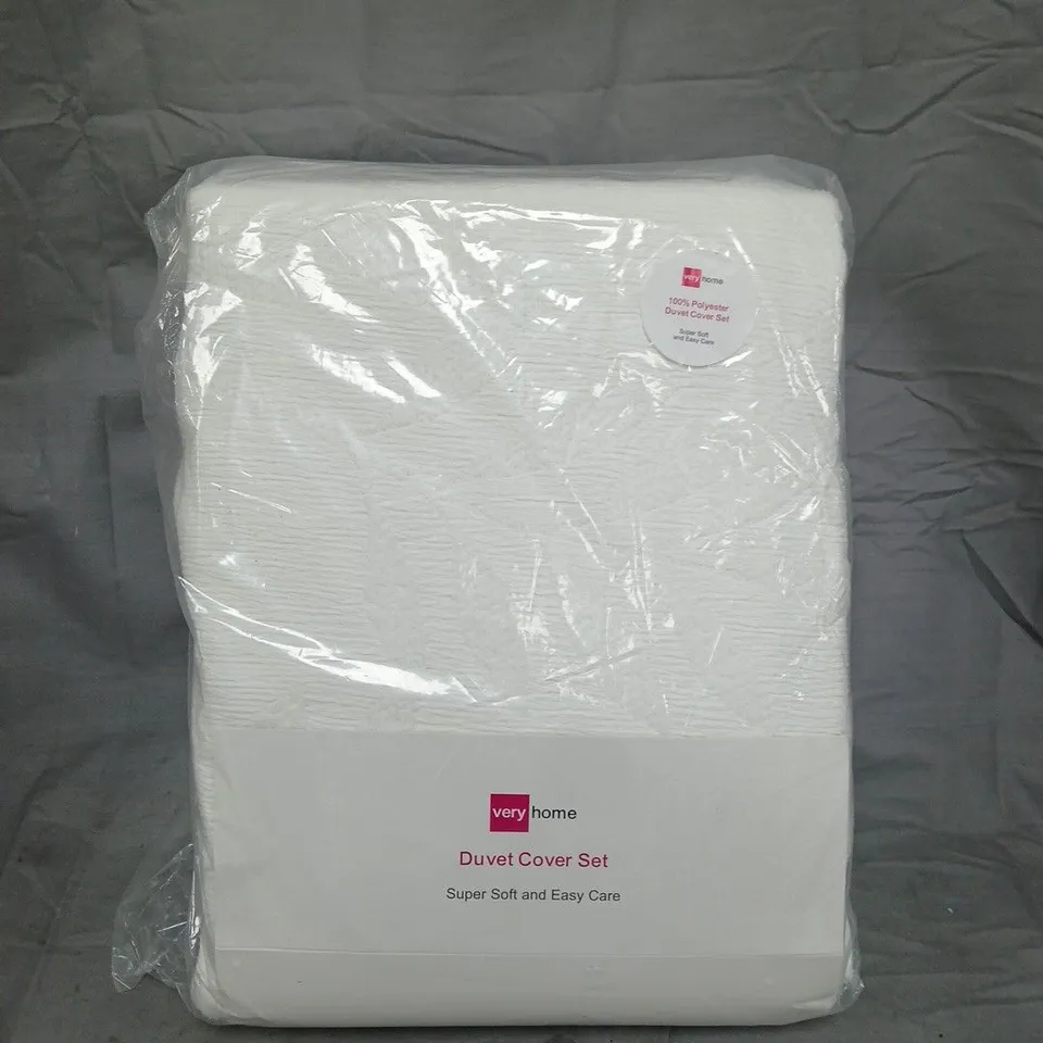 FLORAL TUFTED SUPER SOFT DUVET COVER SET - WHITE - DOUBLE