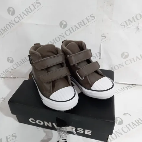 BOXED PAIR OF KIDS CONVERSE SIZE 8