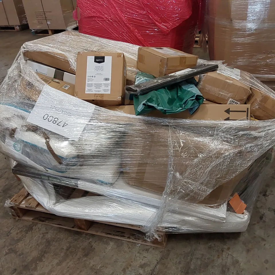 PALLET OF ASSORTED ITEMS INCLUDING: STEP LADDER, RETRACTABLE SAFETY GATE, MATTRESS TOPPER ECT.