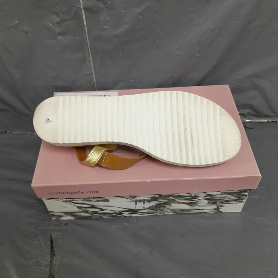 BOXED PAIR OF MODA IN PELLE WEDGE SANDAL WITH CROSS OVER IN TAN LEATHER SIZE 7