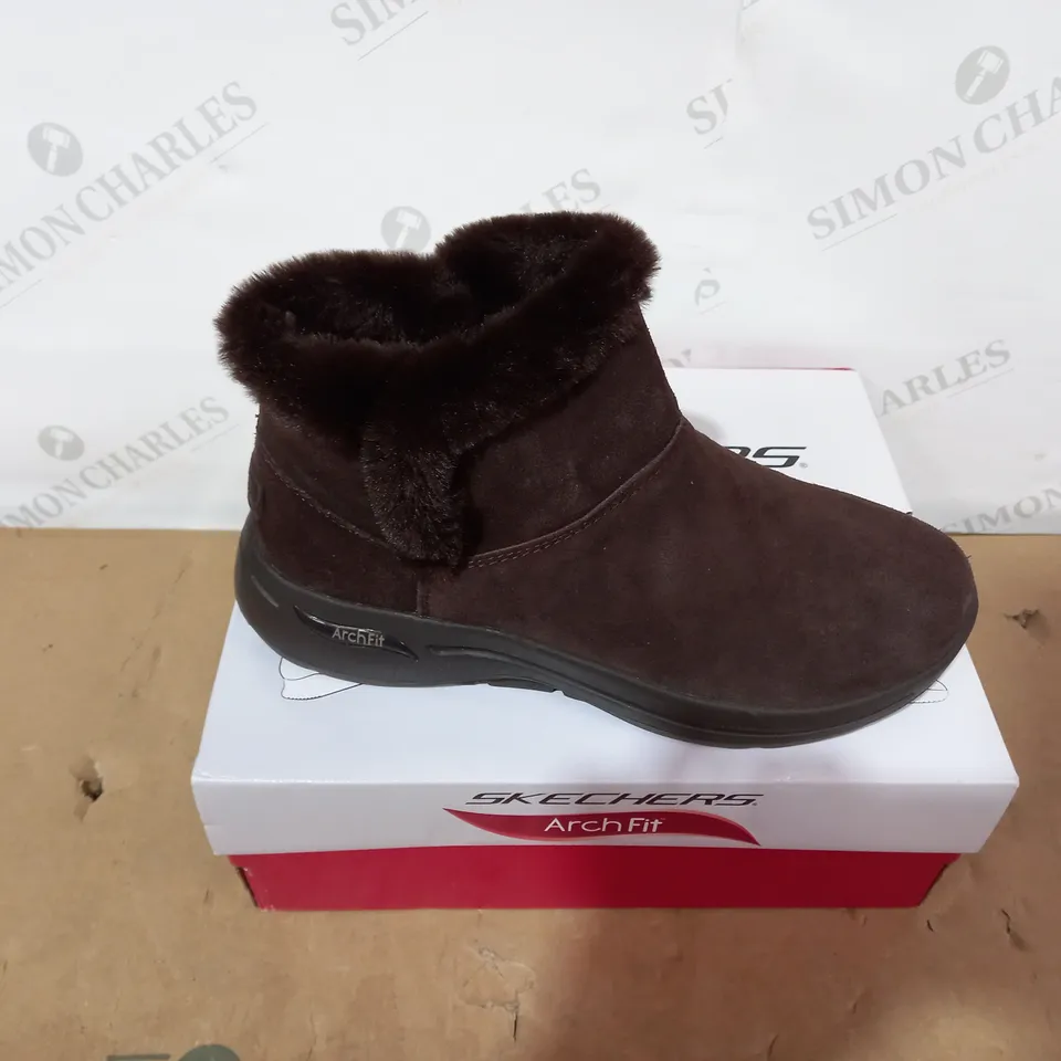 BOXED PAIR OF SKECHERS BROWN BOOTS- SIZE 6