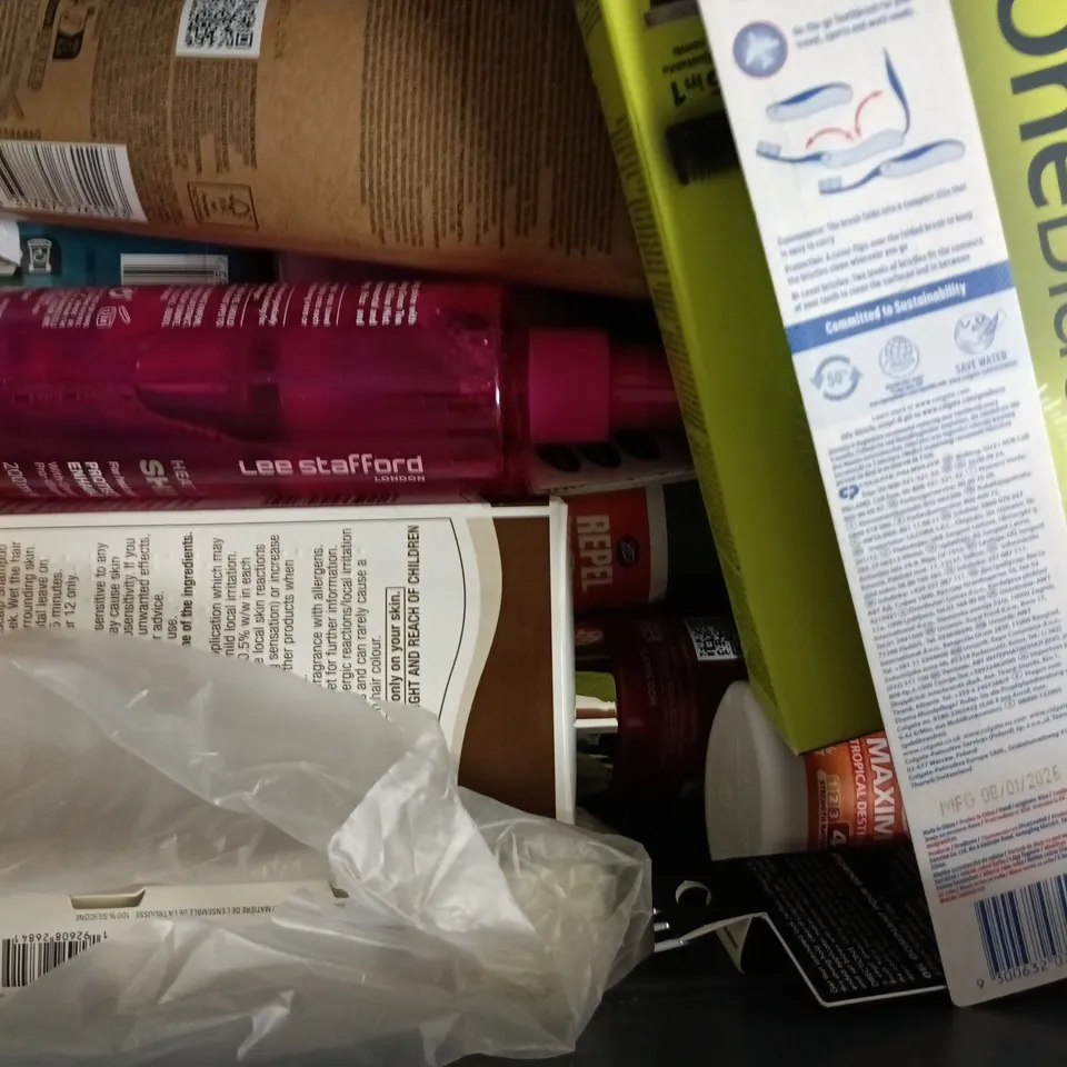 APPROXIMATELY 15 ASSORTED COSMETIC ITEMS TO INCLUDE ST. TROPEZ, PROBIO7, ETC - COLLECTION ONLY