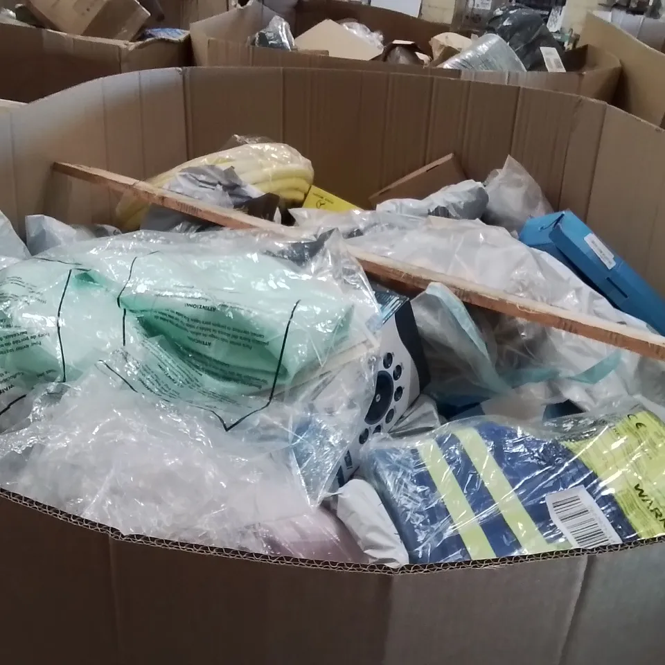 PALLET CONTAINING A LARGE QUANTITY OF HOSES 