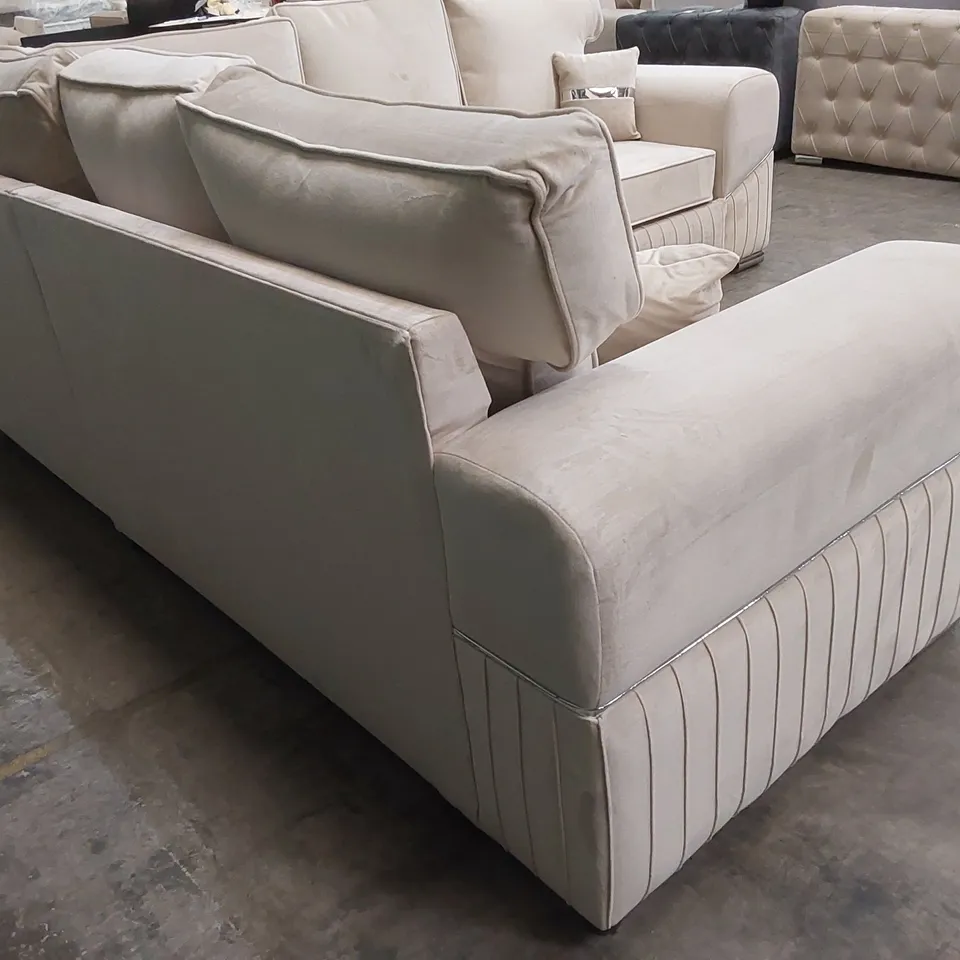 QUALITY DESIGNER MONACO LUXURY VELVET UPHOLSTERED CORNER SOFA WITH SCATTER CUSHIONS - IVORY