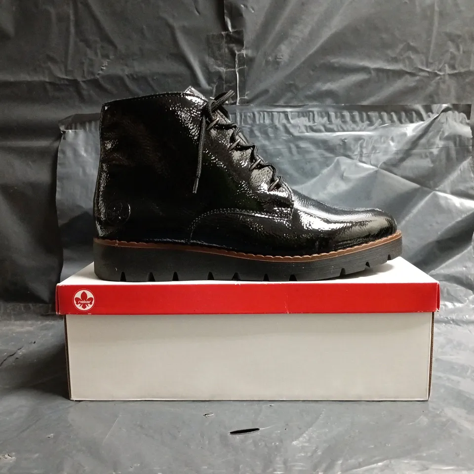 BOXED PAIR OF RIEKER ANKLE BOOTS IN BLACK SIZE UK 6.5