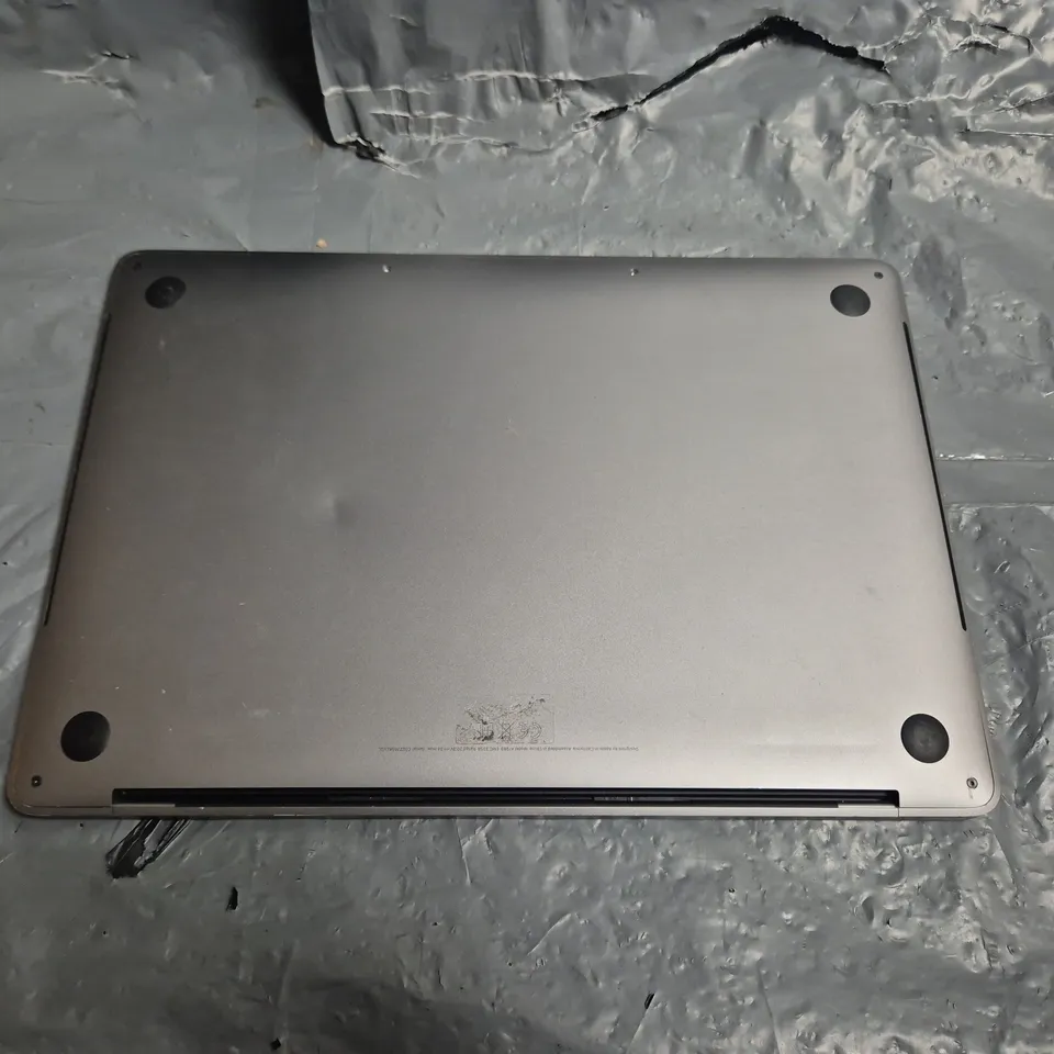 APPLE MACBOOK PRO 13" - A1989