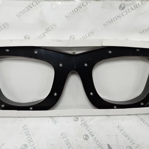 BOXED BOROUGH WHAR LED GLASSES WALL DΓCOR, BLACK
