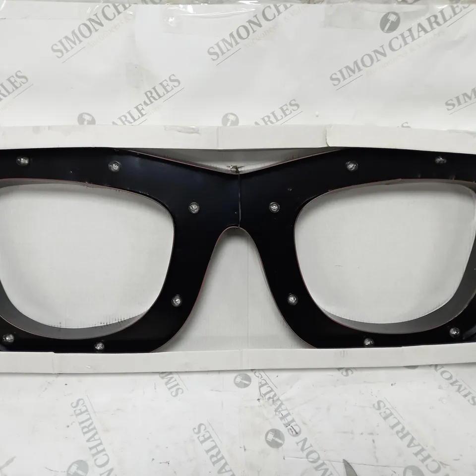 BOXED BOROUGH WHAR LED GLASSES WALL DÉCOR, BLACK