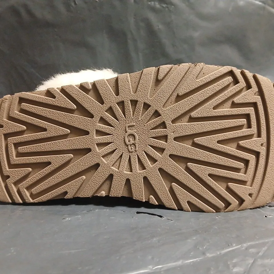 BOXED PAIR OF UGG FAUX FUR LINED SHOES IN TAN SIZE UK 6