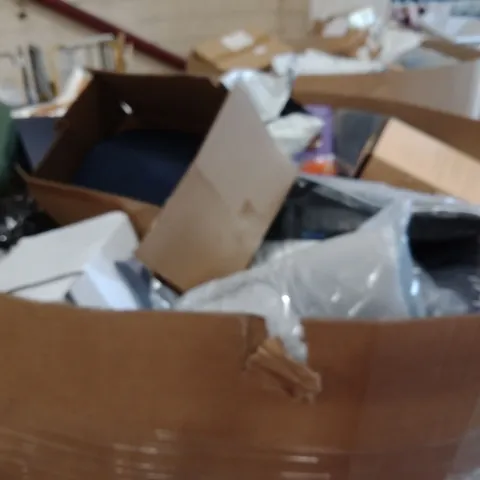 PALLET CONTAINING A LARGE QUANTITY OF PILLOWS