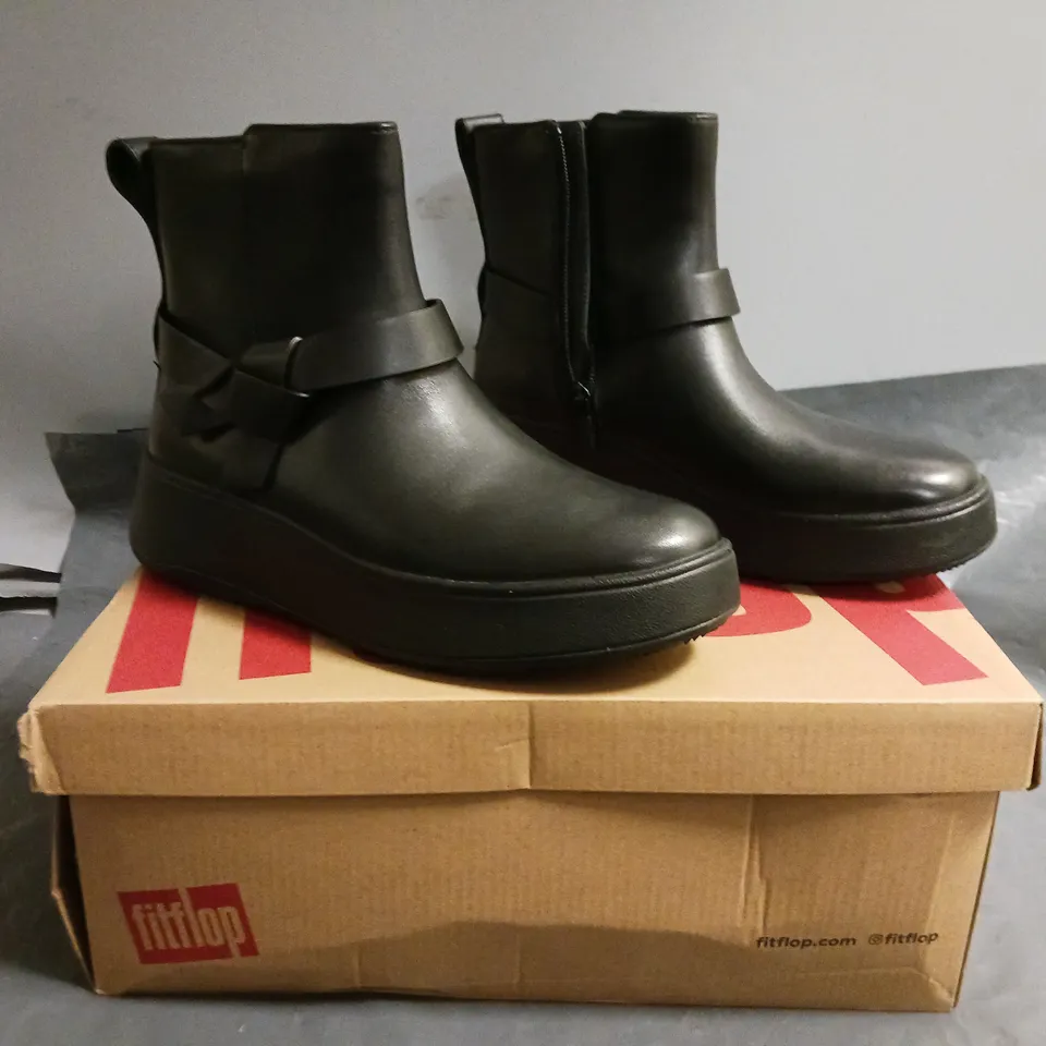 BOXED PAIR OF FITFLOP FLATFORM CHELSEA BOOTS IN BLACK UK SIZE 5