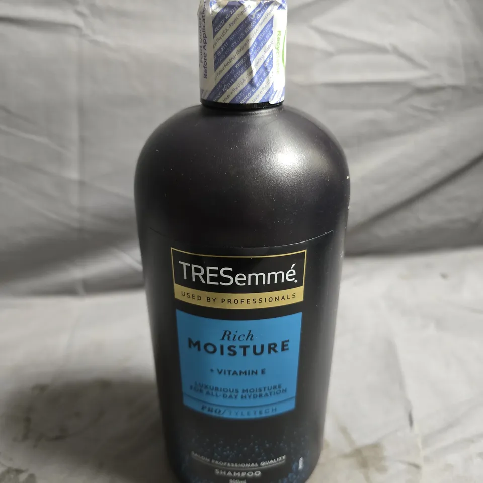 TRESEMME RICH MOISTURE SALON PROFESSIONAL QUALITY SHAMPOO - 900ML 