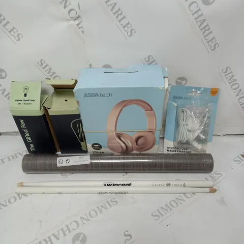 BOX OF APPROXIMATELY 10 ASSORTED HOUSEHOLD PRODUCTS TO INCLUDE LIGHTBULBS, HEADPHONES, CHARGING CABLES ETC