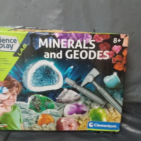CLEMENTONI MINERALS AND GEODES SCIENCE AND PLAY SET
