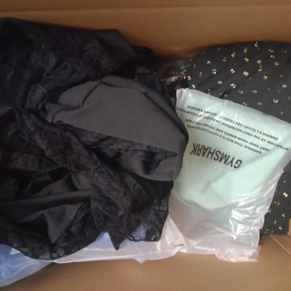 BOX OF APPROXIMATELY 10 ASSORTED CLOTHING AND FASHION ITEMS OF VARIOUS COLOURS AND STYLES TO INCLUDE NASTY GAL, DEANE & WHITE, GYM SHARK, ETC