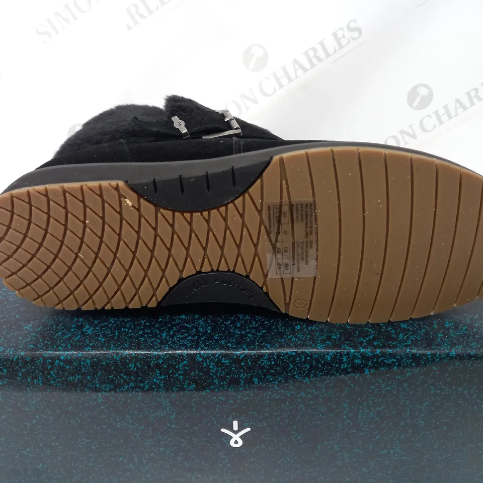 BOXED PAIR OF EMU AUSTRALIA BEACH OXLEY SHOES - DARK GREY/BLACK - SIZE 7