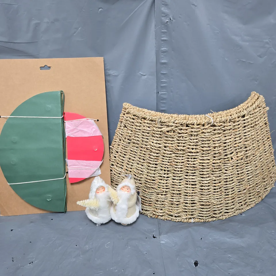 APPROXIMATELY 300 ASSORTED FESTIVE DECOR ITEMS TO INCLUDE SANTA BAUBLES, HONEYCOMB HANGING DECOR, NATURAL TREE SKIRTS - COLLECTION ONLY