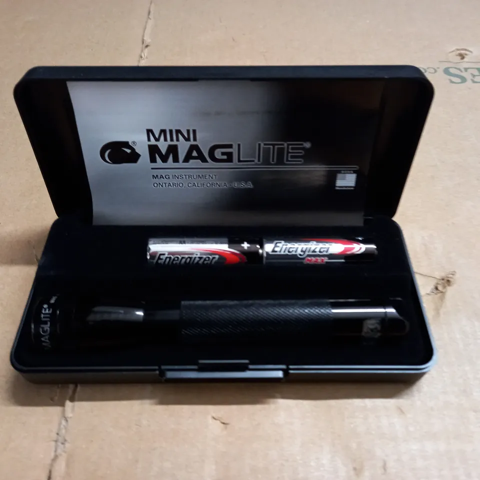 MINI MAG LIGHT IN CASE