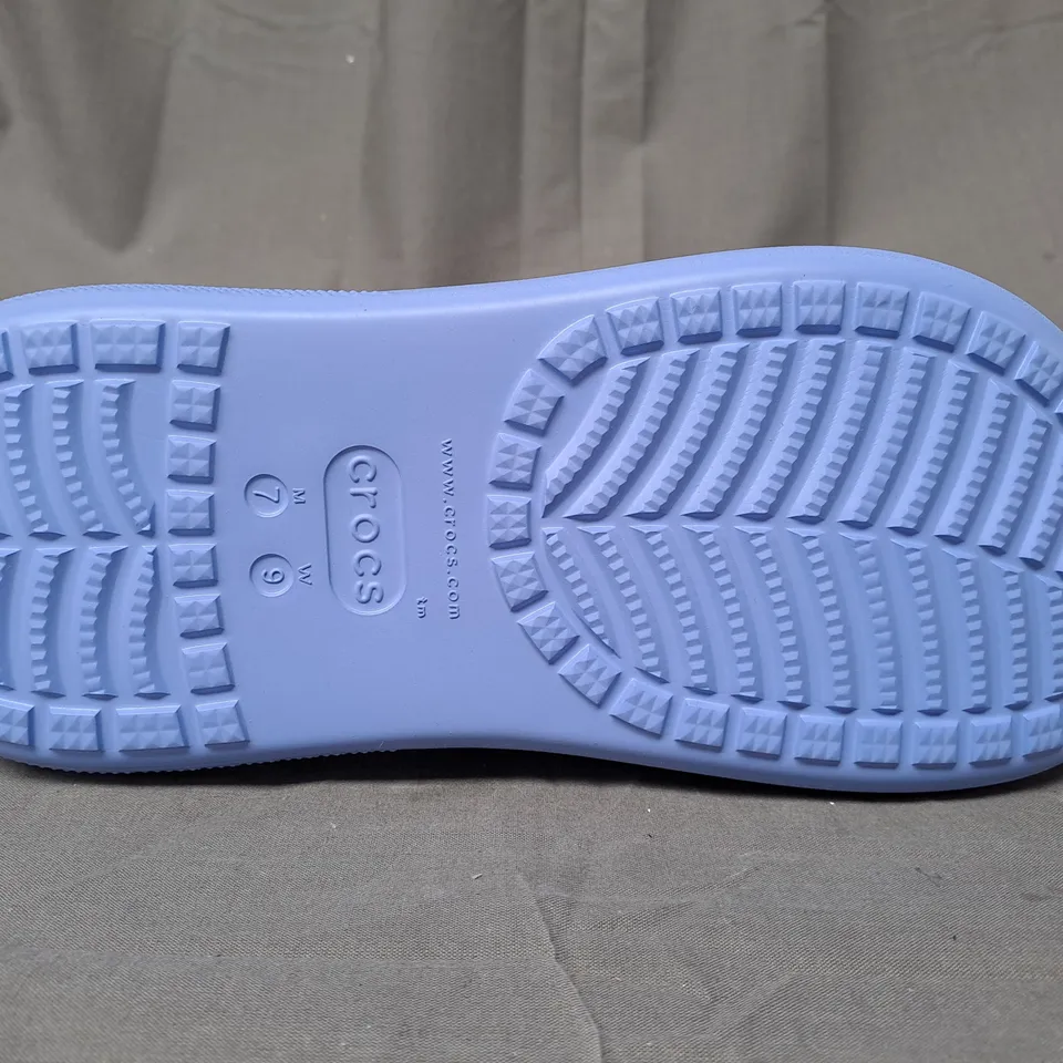 PAIR OF CROCS CLASSIC CRUSH CLOGS IN LILAC UK SIZE M6/W7