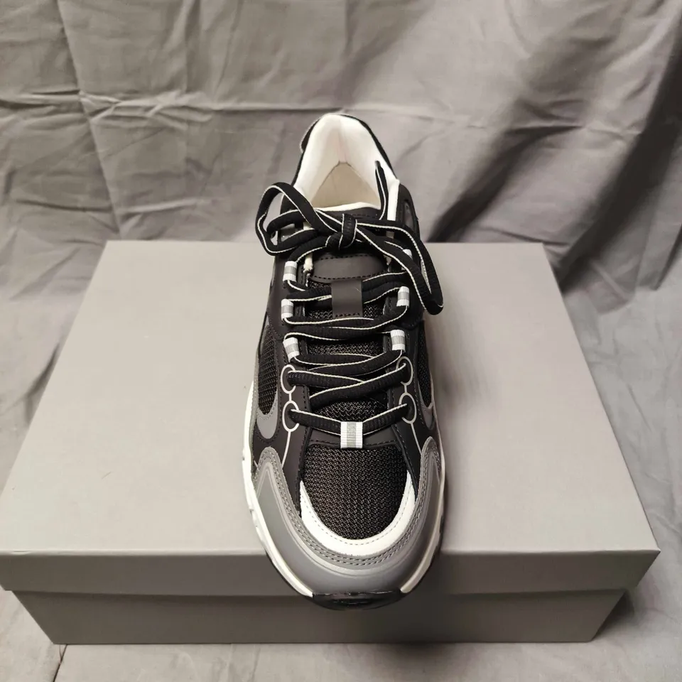 CLEENS PULSE RUNNER TRAINERS IN CARBON - 8
