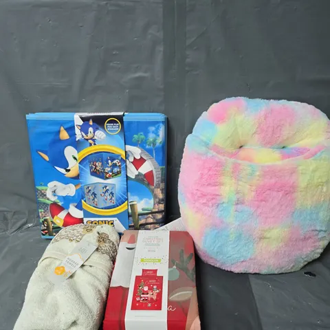 APPROXIMATELY 10 HOUSEHOLD ITEMS TO INCLUDE FOOT WARMER, HOODED BABY TOWELS AND SONIC THE HEDGEHOG STORAGE CUBES