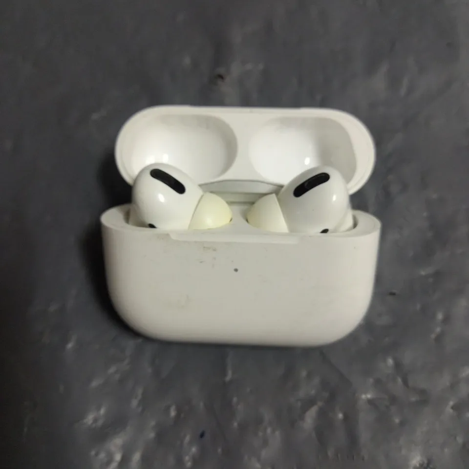 PAIR OF APPLE AIRPODS PRO IN WHITE