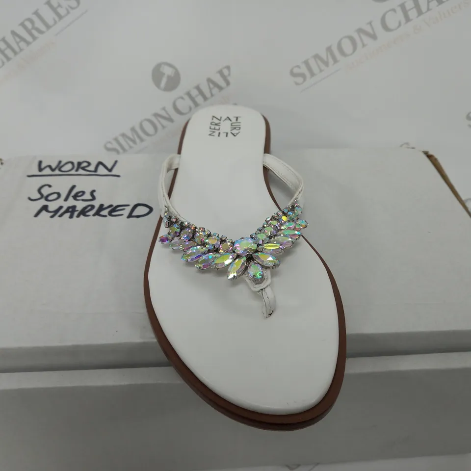 PAIR OF NATURALIZER WIDE FIT SANDALS WHITE SIZE 7
