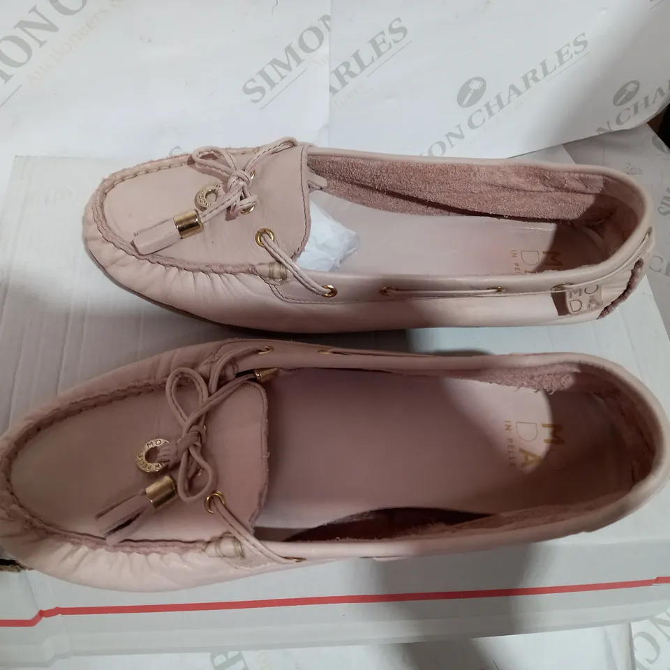 BOXED PAIR OF MODA DUSTY PINK LOAFER - SIZE 6