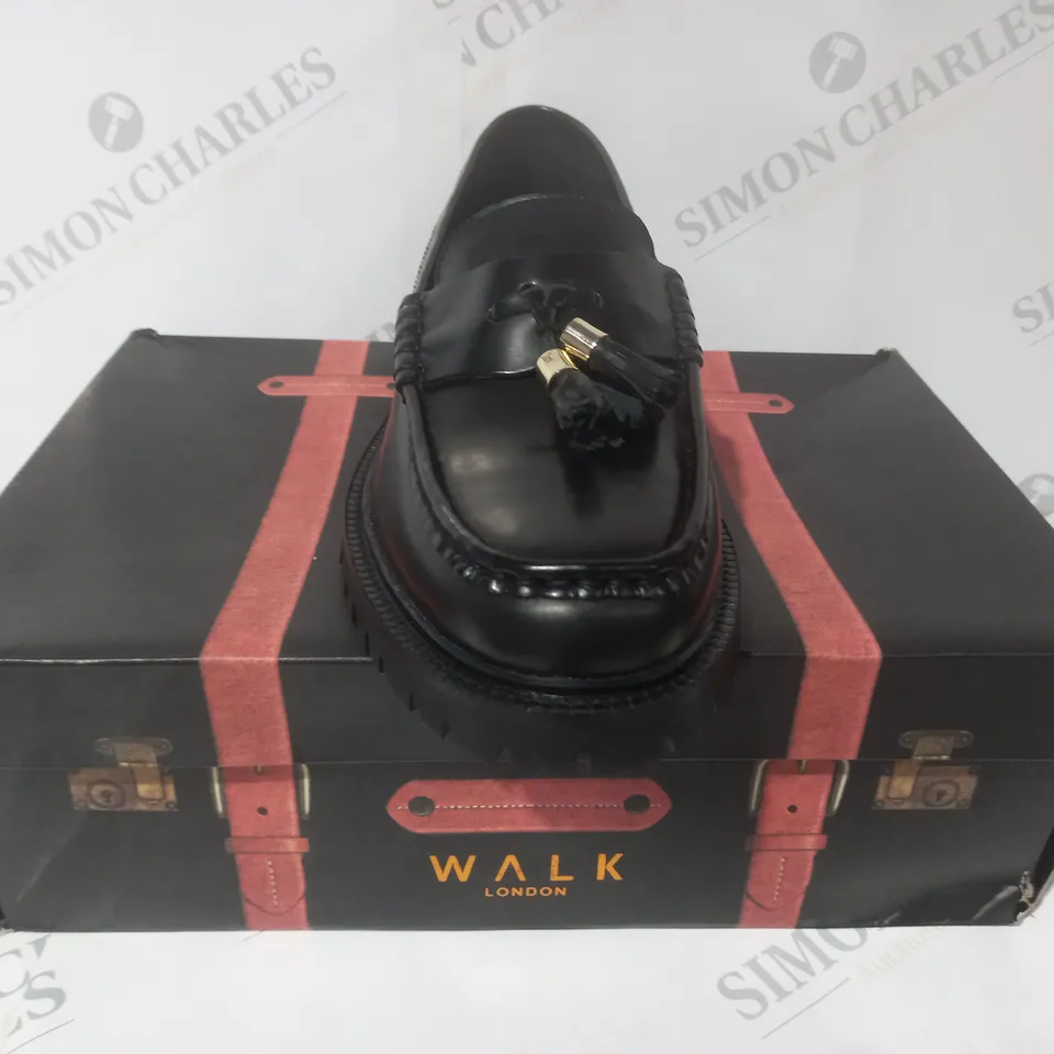 BOXED PAIR OF WALK LONDON CAMPUS TASSEL LOAFERS IN BLACK UK SIZE 8