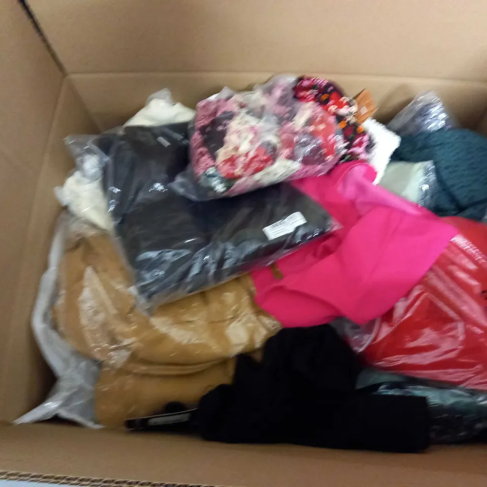 LARGE QUANTITY OF CLOTHING ITEMS TO INCLUDE DRESSES, SWEATERS, JEANS, T-SHIRTS, ETC
