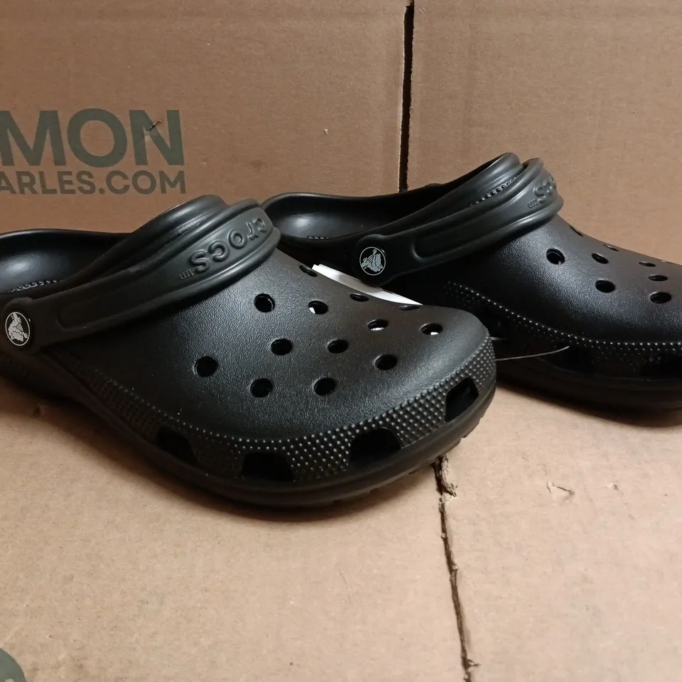 PAIR OF CROCS CLASSIC CLOGS IN BLACK SIZE UK M6/W7