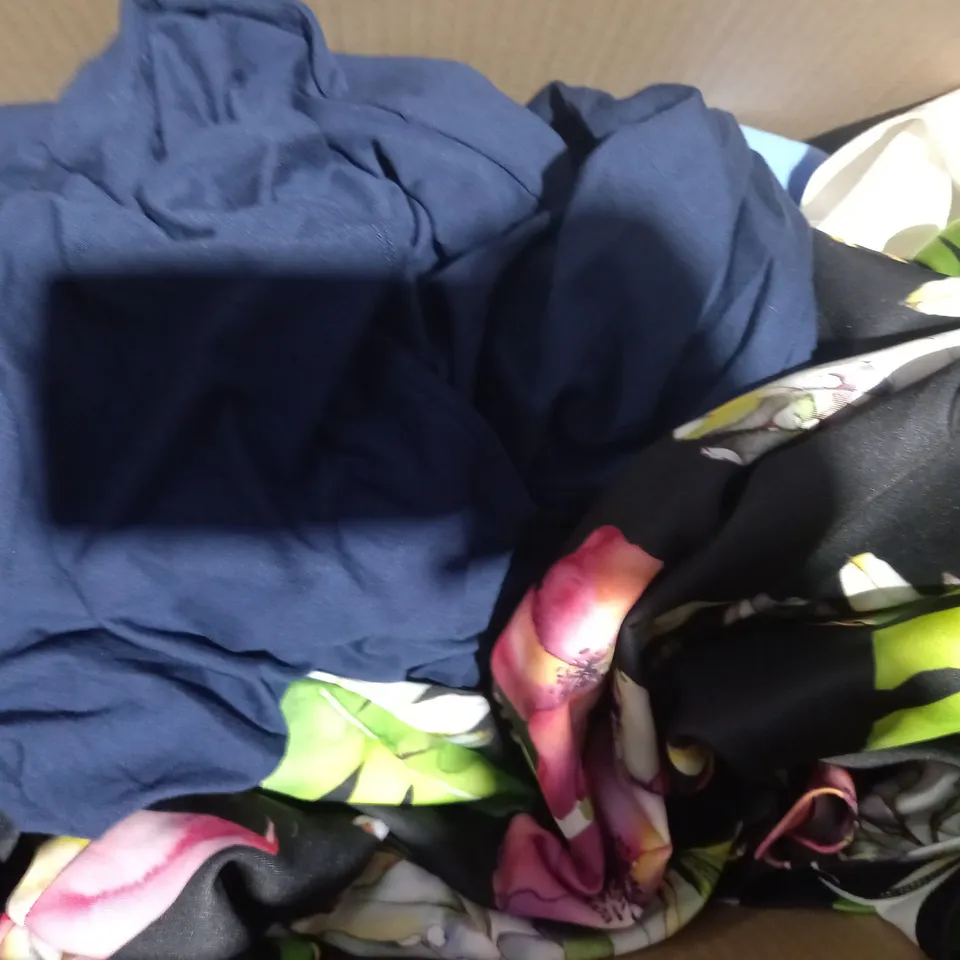 BOX OF APPROXIMATELY 10 ASSORTED CLOTHING ITEMS IN VARIOUS STYLES AND SIZES TO INCLUDE BRENDA EDWARDS, JULIEN MACDONALD, WYNNE LAYERS, ETC