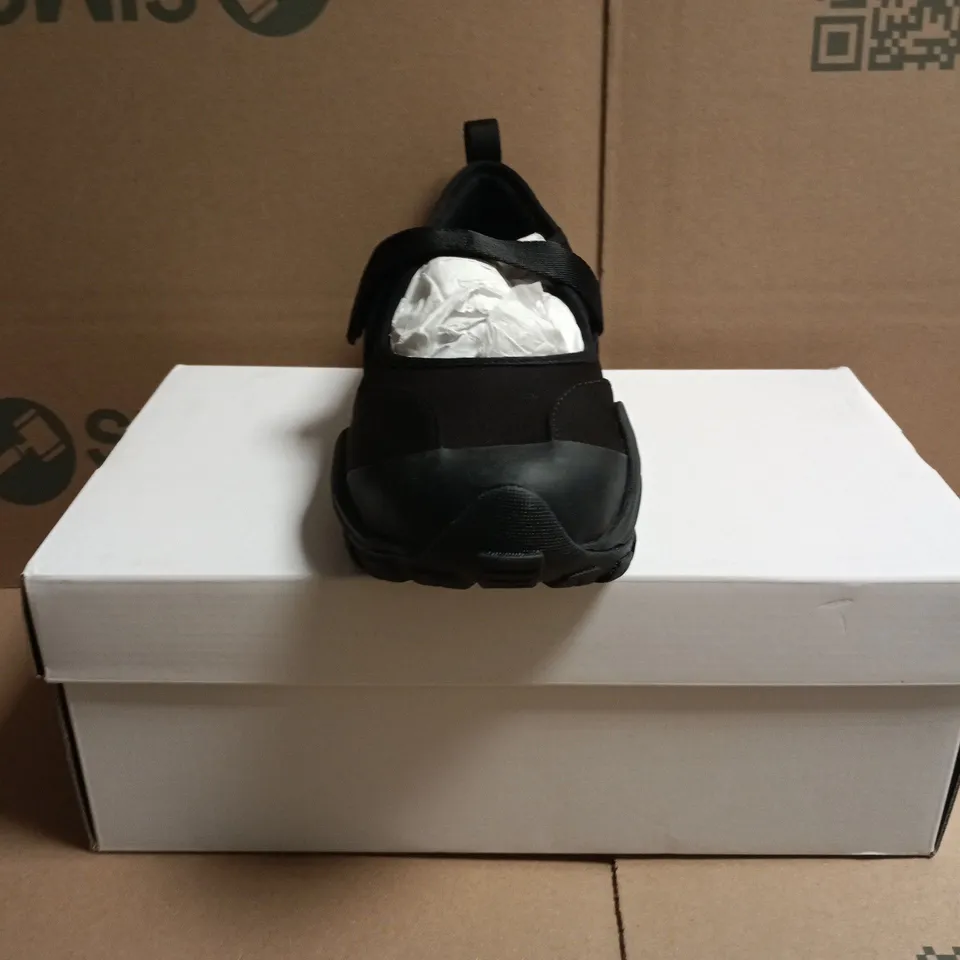 BOXED PAIR OF CROCS TERRE SHOES IN BLACK SIZE UK 7