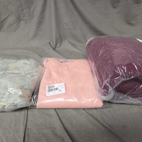 APPROXIMATELY 10 ASSORTED CLOTHING PRODUCTS TO INCLUDE JUMPERS, DRESSES ETC	