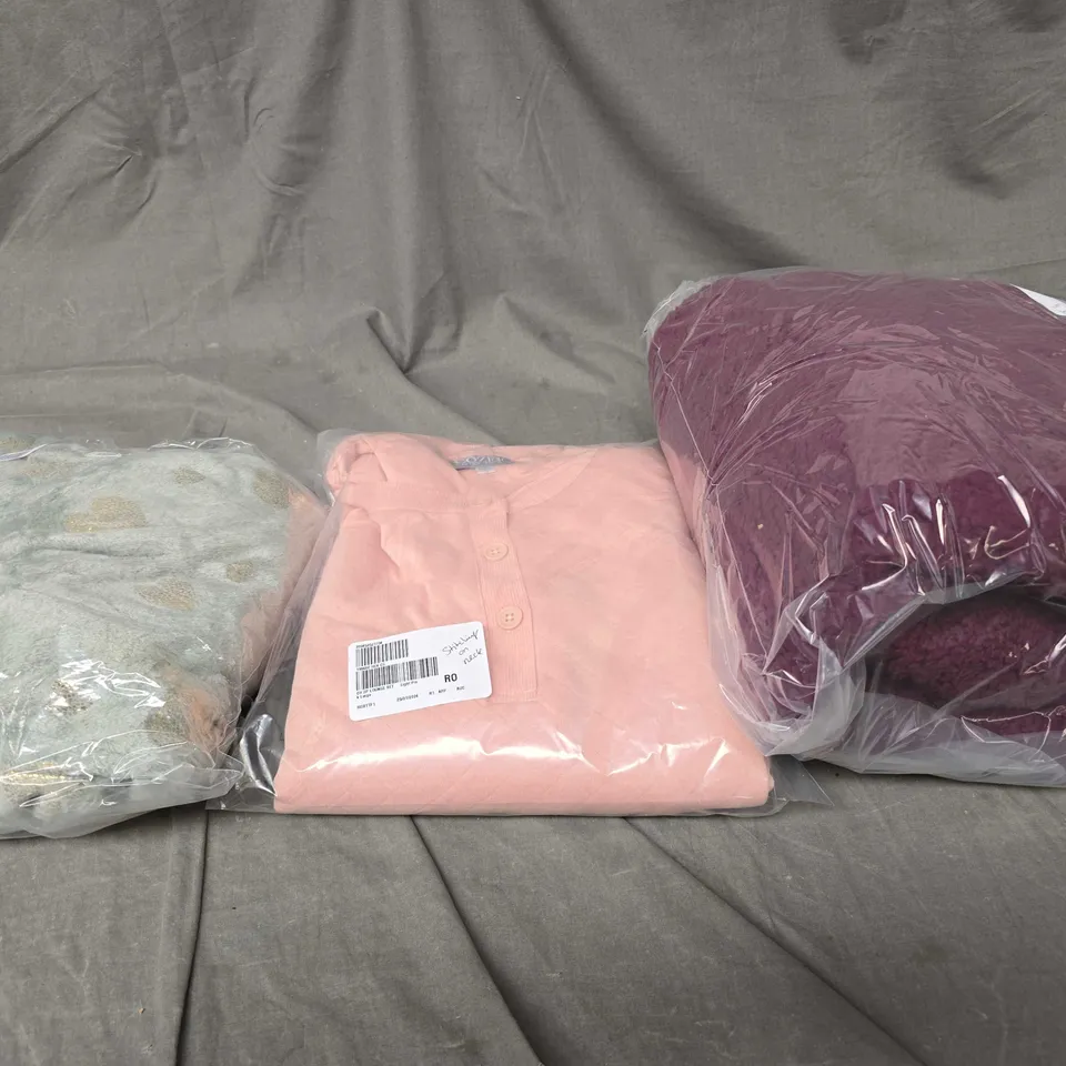 APPROXIMATELY 10 ASSORTED CLOTHING PRODUCTS TO INCLUDE JUMPERS, DRESSES ETC	