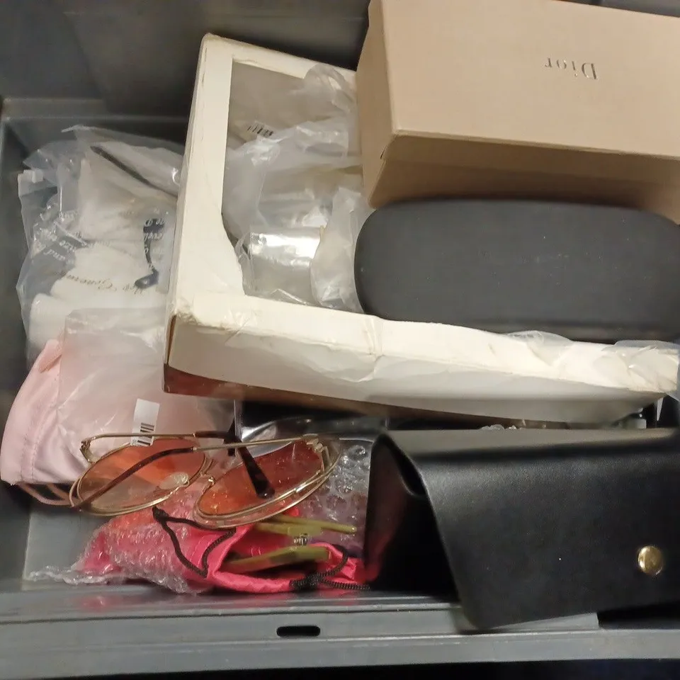 BOX OF APPROX 20 ASSORTED ITEMS TO INCLUDE - UNBRANDED ROUND SPIRAL BRONZE GLASSES - UNBRANDED ROUND TINTED GREEN & BLUE GLASSES - UNBRANDED BLACK & RED SUNGLASSES ECT