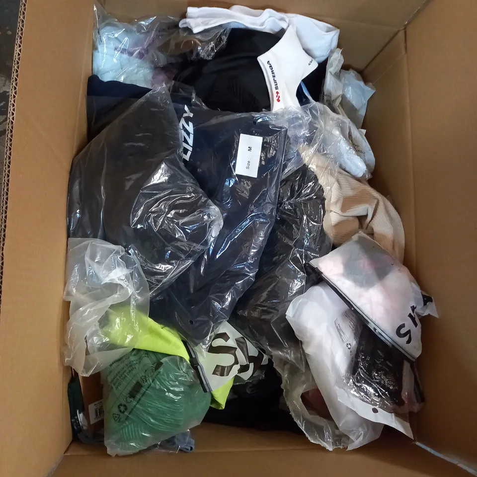 LARGE QUANTITY OF CLOTHING ITEMS TO INCLUDE DRESSES, SWEATERS, JEANS, T-SHIRTS, ETC
