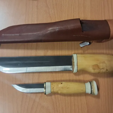 PAIR OF WOODEN HANDLED BUSHCRAFT KNIFES INCLUDES 8" & 3" IN LEATHER SHEATH