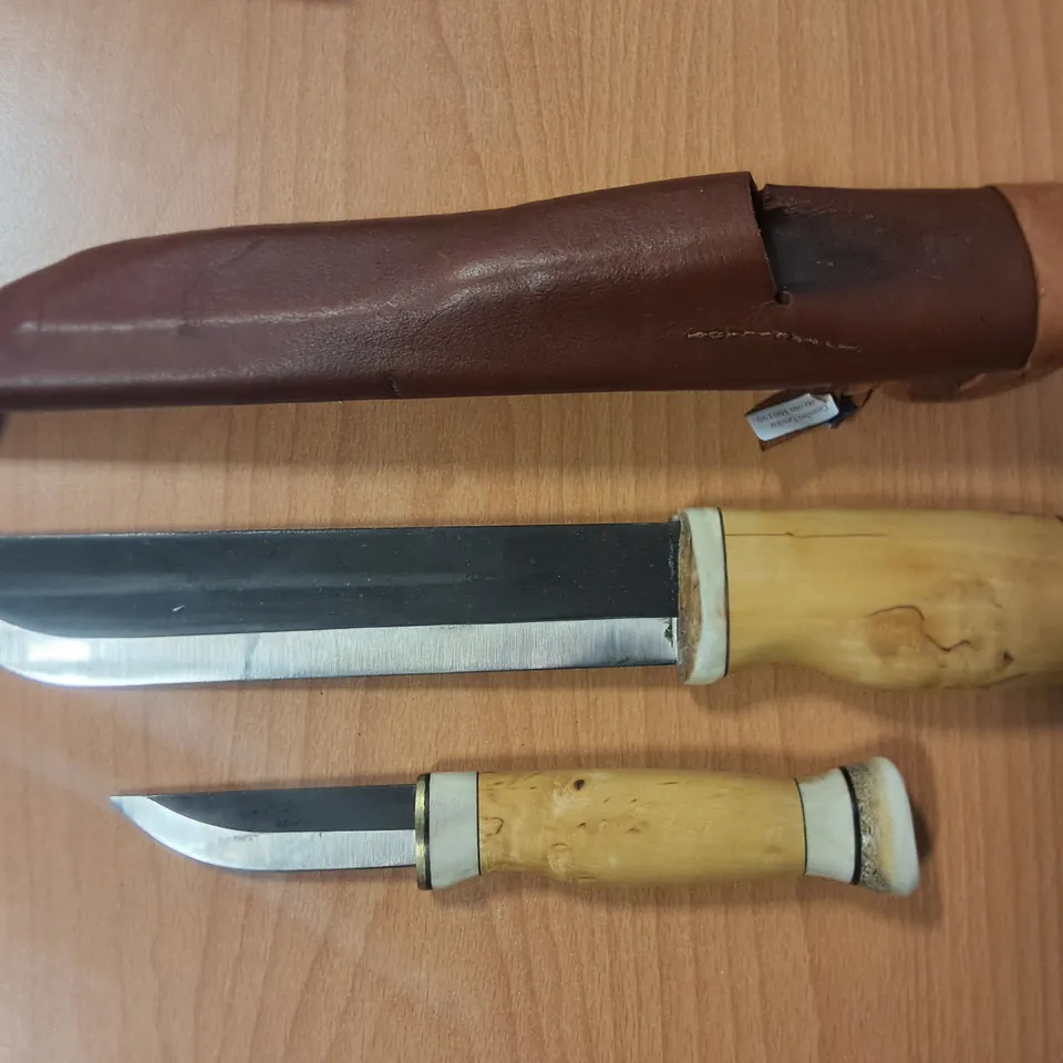 PAIR OF WOODEN HANDLED BUSHCRAFT KNIFES INCLUDES 8" & 3" IN LEATHER SHEATH